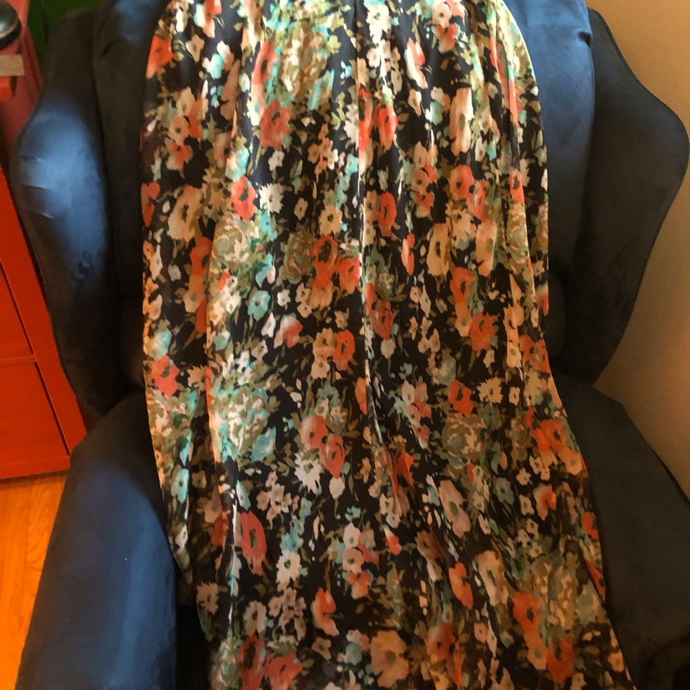 Cute floral Buffalo maxi skirt. Size small but waist band is stretchy.